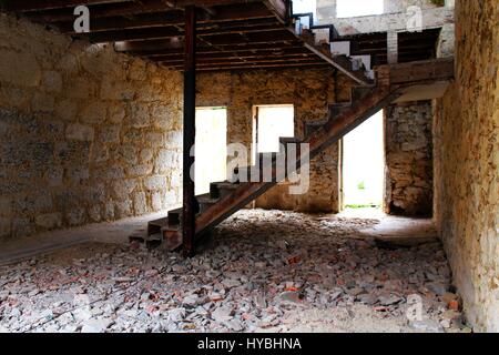 Le scale di un abbandonato e rovinato casa nel centro di Matosinhos, Porto, Portogallo. Foto Stock