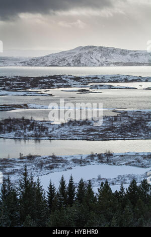 Le montagne ricoperte di neve, foreste e laghi a Thingvellir National Park, Islanda. Foto Stock