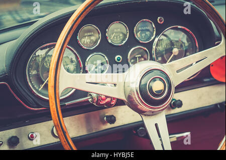 Volante sportivo, tradizionale a tre razze, montato su una classica Porsche  911 Foto stock - Alamy