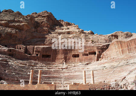 Giordania: vista dell'anfiteatro romano, un grande teatro scavato nella roccia con colonne e gradinate in archeologici Nabataean città di Petra Foto Stock