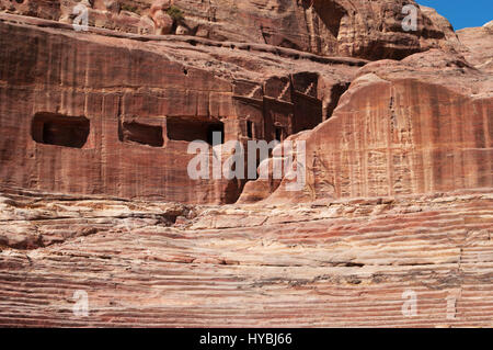 Giordania: vista dell'anfiteatro romano, un grande teatro scavato nella roccia con colonne e gradinate in archeologici Nabataean città di Petra Foto Stock