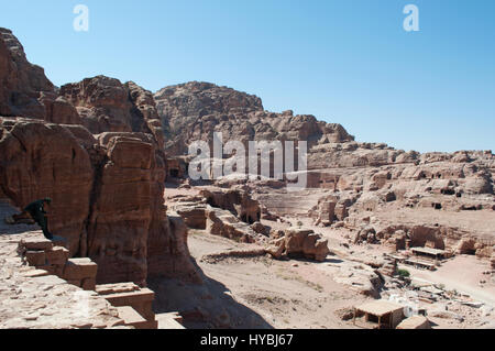 Giordania: vista dell'anfiteatro romano, un grande teatro scavato nella roccia con colonne e gradinate in archeologici Nabataean città di Petra Foto Stock