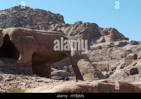 Giordania: edifici e diverse forme, i colori e le sfumature delle rocce rosse veduto camminare nel canyon di Nabataean archeologico valle di Petra Foto Stock