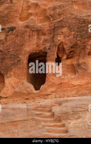 Giordania: nicchia votiva sul red rock visto camminare nel canyon del Siq, l'albero, l'entrata principale dell'Nabataean archeologico città di Petra Foto Stock