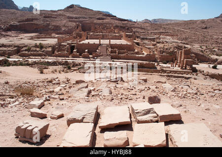 Paesaggio Giordani e il grande tempio la cui costruzione iniziò nell'ultimo quarto del primo secolo prima di Cristo, nella città perduta di Petra Foto Stock