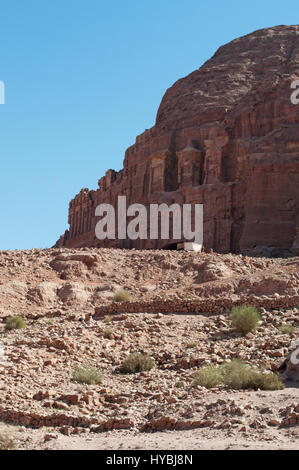 Giordania: la parete dei Re con le tombe reali, enormi strutture funerario scavato nella roccia in archeologici Nabataean città di Petra Foto Stock