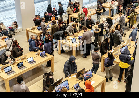 La scena all'interno di Apple store sulla Quinta Avenue a Manhattan. Foto Stock