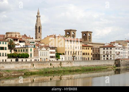 Guardando ad est dal Ponte alle Grazie ponte sul fiume Arno a Firenze, Italia, verso la biblioteca centrale. Foto Stock