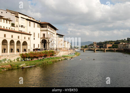 Guardando verso Est lungo il fiume Arno dal Ponte Vecchio a Firenze, Italia. Foto Stock