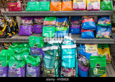 Un garden center display che mostra i diversi tipi di compost disponibili per scopi diversi Foto Stock