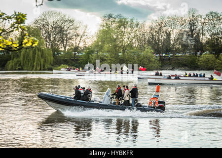 Una flottiglia di pescherecci supporto seguire la Oxford e Cambridge University Boat Race, London, England, Regno Unito Foto Stock