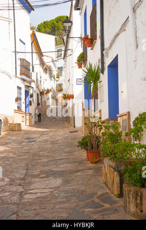 Una stretta viuzza della città di Ubrique nella provincia di Cádiz, il più grande della città bianca, Pueblos Blancos di Andalusia, Spagna Foto Stock