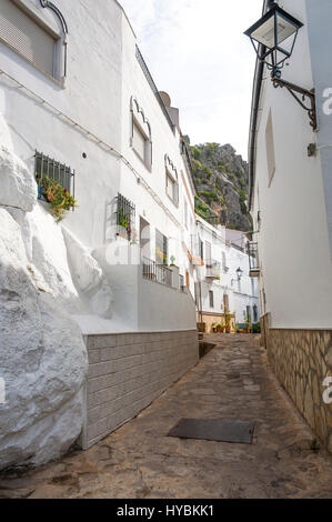 Una stretta viuzza della città di Ubrique nella provincia di Cádiz, il più grande della città bianca, Pueblos Blancos di Andalusia, Spagna Foto Stock