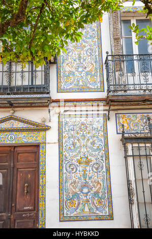 La facciata della casa con tesselation, Plaza Generale Franco in Ubrique, provincia di Cádiz, il più grande della città bianca, Pueblos Blancos di Andalusia, Spagna Foto Stock