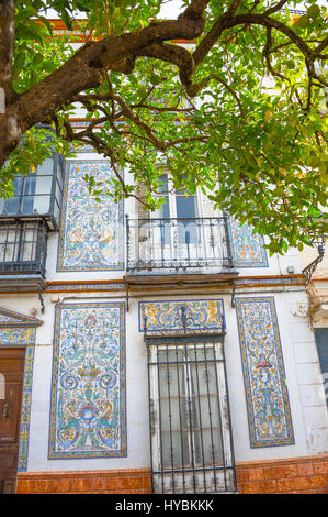 La facciata della casa con tesselation, Plaza Generale Franco in Ubrique, provincia di Cádiz, il più grande della città bianca, Pueblos Blancos di Andalusia, Spagna Foto Stock