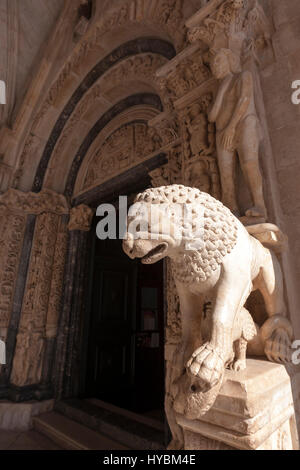 Lion scultura in portale romanico, dall'architetto e scultore maestro Radovan, della Cattedrale di Trogir, Trogir, Split-Dalmatia, Croazia Foto Stock