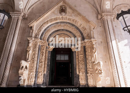 Portale romanico, dall'architetto e scultore maestro Radovan, della Cattedrale di Trogir, Trogir, Split-Dalmatia, Croazia Foto Stock