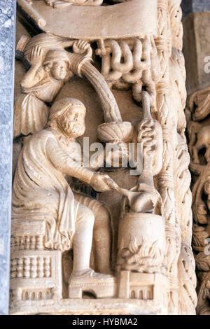 Portale romanico, dall'architetto e scultore maestro Radovan, della Cattedrale di Trogir, Trogir, Split-Dalmatia, Croazia Foto Stock