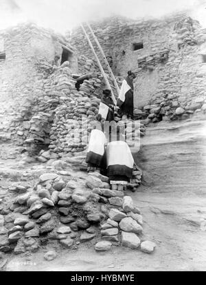 Questo titolo si riferisce probabilmente alle tradizionali abitazioni rupestri del popolo Hopi, situate nel sud-ovest degli Stati Uniti. Queste case sono state scolpite nelle scogliere, offrendo protezione naturale e sono una parte significativa della storia e della cultura architettonica dei nativi americani. Foto Stock