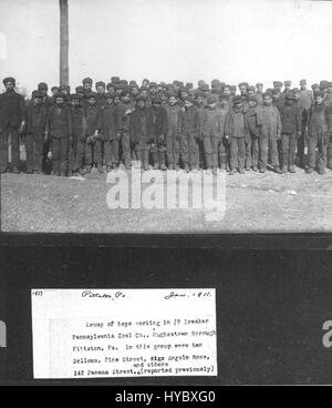 Un gruppo di ragazzi in 9 interruttore automatico Foto Stock