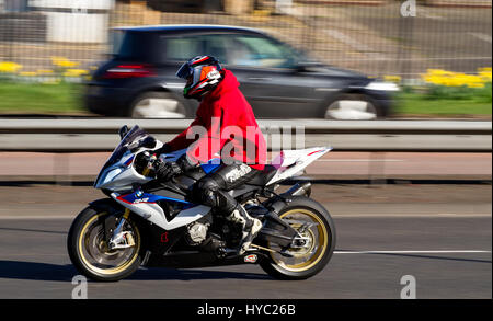 Una BMW S 1000 RR moto viaggia lungo il Kingsway West a doppia carreggiata in una giornata di sole a Dundee, Regno Unito Foto Stock