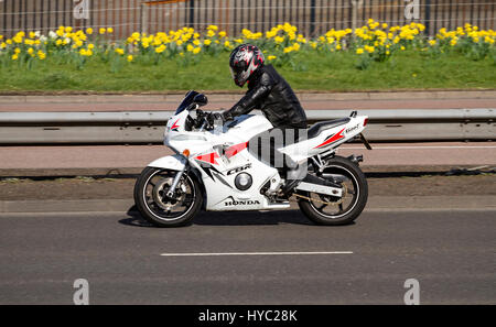 Una Honda CBR600F moto viaggia lungo il Kingsway West a doppia carreggiata in una giornata di sole a Dundee, Regno Unito Foto Stock