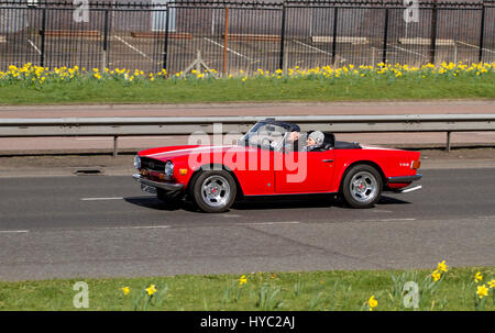 Un trionfo TR6 cabriolet a quattro velocità sport roadster automobile che viaggia lungo il Kingsway West a doppia carreggiata a Dundee, Regno Unito Foto Stock