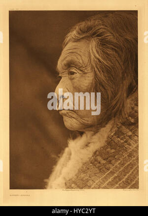 La collezione di Edward S. Curtis include fotografie che catturano le diverse culture indigene del Nord America all'inizio del XX secolo. Questa particolare immagine fa parte della sua ampia documentazione sulla vita e le tradizioni dei nativi americani. Foto Stock