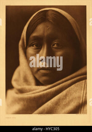 Un ritratto fotografico della Edward S. Curtis Collection, intitolato *People 089*. L'immagine fa parte dell'ampia documentazione di Curtis sulle tribù dei nativi americani all'inizio del XX secolo, catturando ritratti culturali e la vita quotidiana. Foto Stock