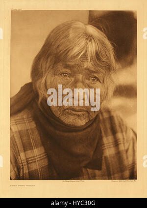 "People 073" di Edward S. Curtis, tratto dalla sua collezione fotografica, cattura la dignità e la tradizione delle comunità dei nativi americani. Curtis è noto per il suo lavoro che documenta la vita dei nativi americani all'inizio del XX secolo, e questa fotografia è una potente rappresentazione della cultura e del patrimonio indigeno. Foto Stock