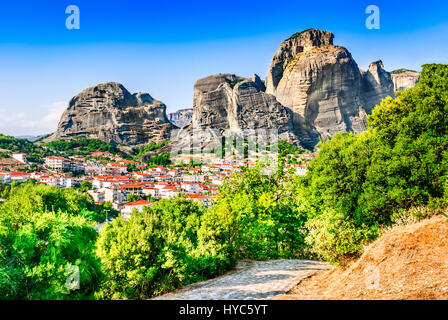 Kalabaka, Grecia. città kastraki (kalambaka) con montagne rocciose di meteora, il punto di riferimento di sei monasteri in Tessaglia. Foto Stock