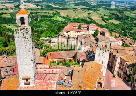 San Gimignano, Toscana. Piazza della Cisterna in piccoli murata colle medievale cittadina in provincia di Siena, Toscana, Italia del centro-nord. Foto Stock