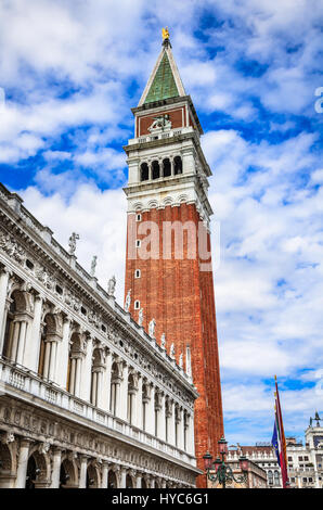 Il campanile di San Marco e il palazzo ducale a Venezia, scena notturna di punto di riferimento italiano Foto Stock