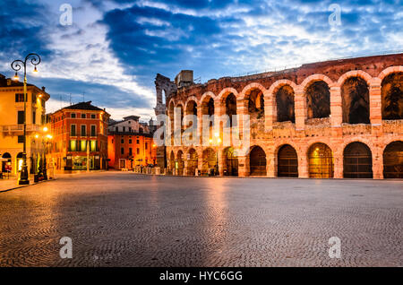 L'anfiteatro, completata nel 30AD, la terza più grande al mondo, al tramonto del tempo. piazza Bra e l'arena romana di verona, Italia Foto Stock