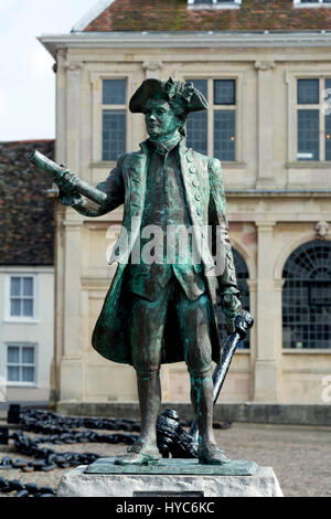 Il capitano George Vancouver statua e la Custom House, King's Lynn, Norfolk, Inghilterra, Regno Unito Foto Stock