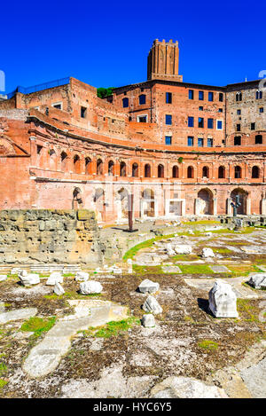 Roma, Italia. antenna vista panoramica su mercati di Traiano (mercati traianei sulla via dei Fori imperiali) da altare della patria. Il mercato è parte di Foto Stock