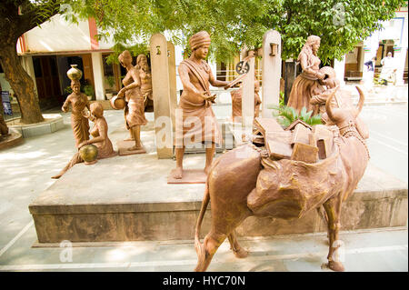 Scultura in bronzo nel Kabir matematica, Varanasi, Uttar Pradesh, Asia, India Foto Stock