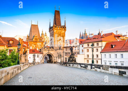 Praga, Repubblica ceca. Charles Bridge con la sua statuetta, Lesser Town Tower Bridge e la torre del ponte Giuditta. Foto Stock