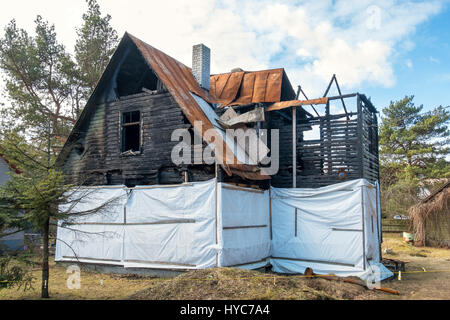 Resti di un bruciò fuori casa in legno. Tallinn, Estonia, UE Foto Stock