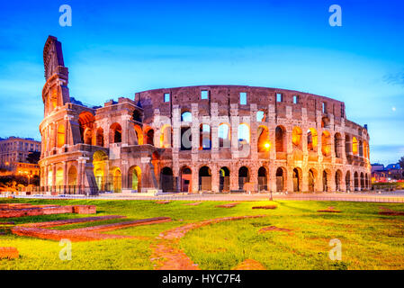 Roma, Italia. Colosseo Colosseo o Coloseo, Anfiteatro flaviano più grande mai costruito simbolo dell antica Roma città nell impero romano. Foto Stock