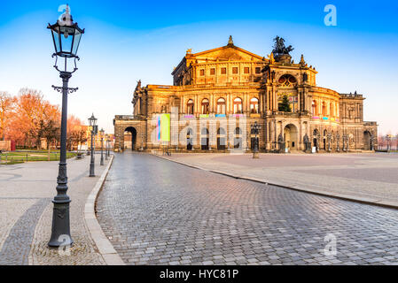 A Dresda, Sassonia. Teatro dell'Opera di Dresda, in una giornata di sole con cielo blu. Germania landmark. Foto Stock