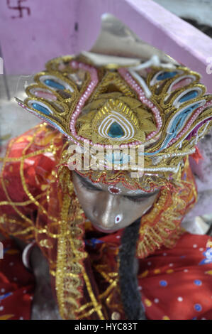 India : Gajan Festival - 21/03/2014 - India / Tripura / Agartala - un uomo è vestito come il dio Shiva , prendere cannabies e un altro ragazzo è vestito come Godess Gouri , seduta con il dio Shiva. Questa è una parte del Festival Gajan, un Folk Festival dell India. Gajan è un festival indù celebrata principalmente nello stato indiano del Bengala Occidentale. Esso è associato a tale divinità come Shiva, Neel e Dharmathakur. Gajan abbraccia circa una settimana, a partire dalla scorsa settimana di Choitro continuando fino alla fine Foto Stock