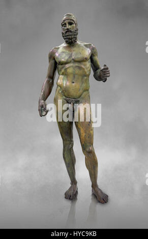 Il Bronzo di Riace statue greche cast circa 460 BC. Museo Nazionale della Magna Grecia, Reggio Calabria, Italia. Foto Stock