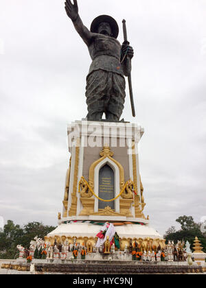 La statua del re Chao Anouvong in Chao Anouvong Park, Vientiane, Laos Foto Stock