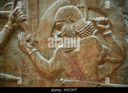 Pietra scolpita in rilievo pannello di soldati che trasportano un carro da guerra . Facciata L. Inv AO 19884 da Dur Sharrukin il palazzo del re assiro Sargon II A Foto Stock