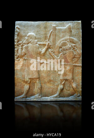 Pietra scolpita in rilievo pannello di soldati che trasportano un carro da guerra . Facciata L. Inv AO 19884 da Dur Sharrukin il palazzo del re assiro Sargon II A Foto Stock