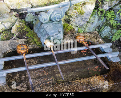 Purificazione Chozuya fontana mestoli. Tradizionale dello Shintoismo giapponese lavabo per rituale cleaningof adoratori presso il santuario ingresso. Foto Stock