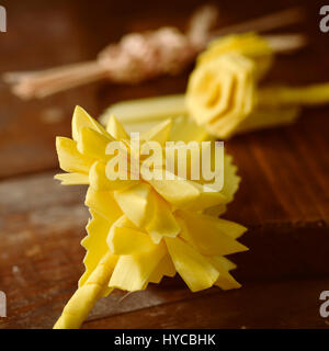 Primo piano di alcuni piccoli tradizionale spagnolo palme intrecciato per essere benedetti nella Domenica delle Palme su un rustico di una superficie di legno Foto Stock