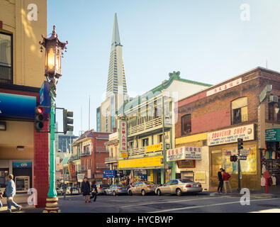 Chinatown di San Francisco, California, con la Piramide Transamerica rising in background. Foto Stock