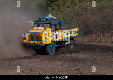 Gare su terreni accidentati, ogni anno si tengono presso l'ex terreno di prova 'DSU-25', Rostov-on-Don, in Russia, in tempi diversi, auto, moto, auto- Foto Stock